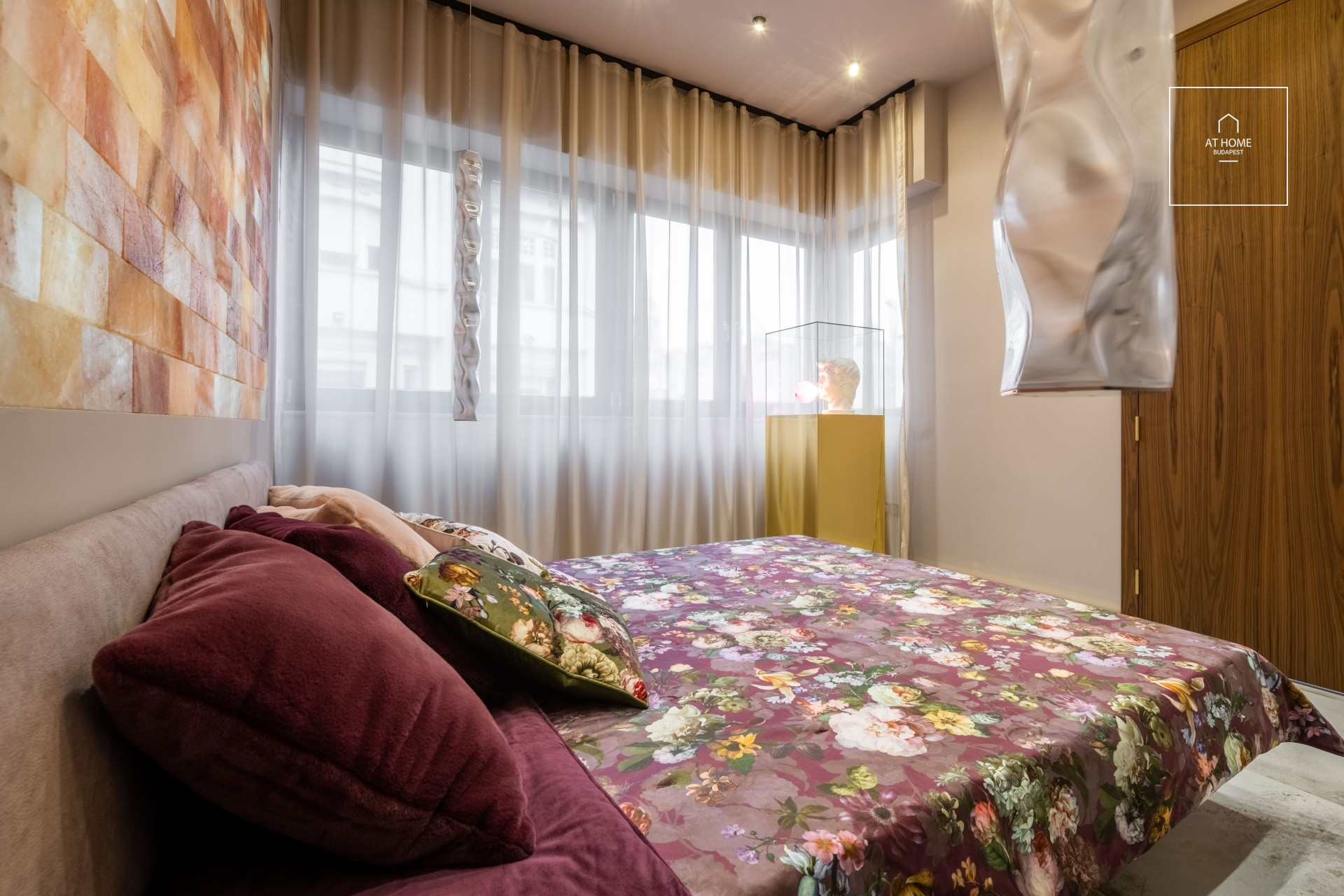 Exclusive luxury in the bustling city center with a view of the Basilica