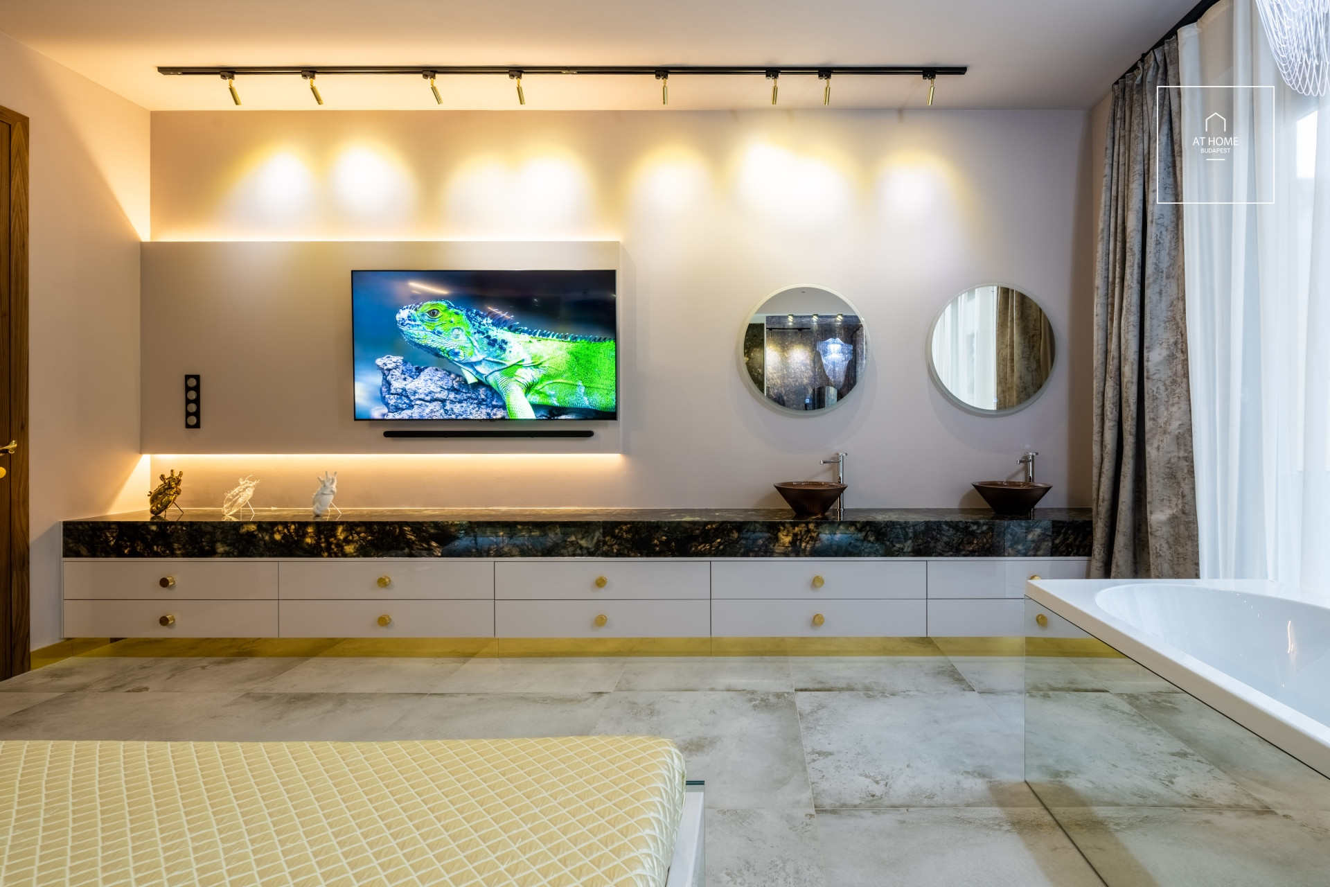 Exclusive luxury in the bustling city center with a view of the Basilica