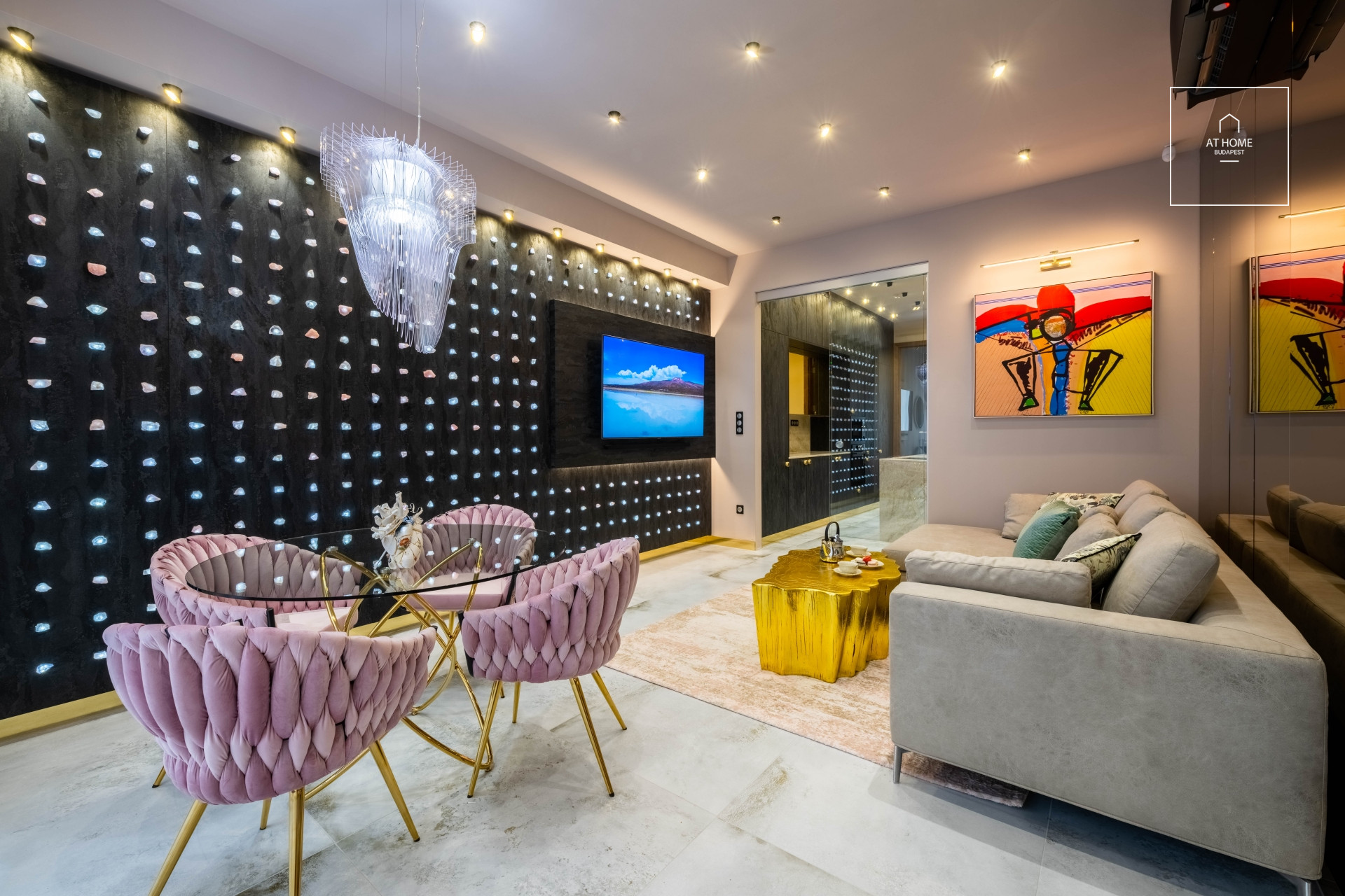 Exclusive luxury in the bustling city center with a view of the Basilica