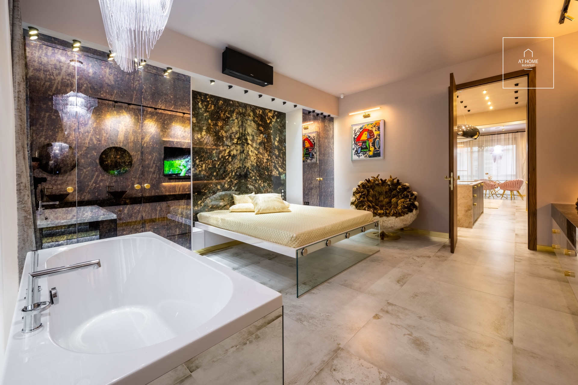 Exclusive luxury in the bustling city center with a view of the Basilica