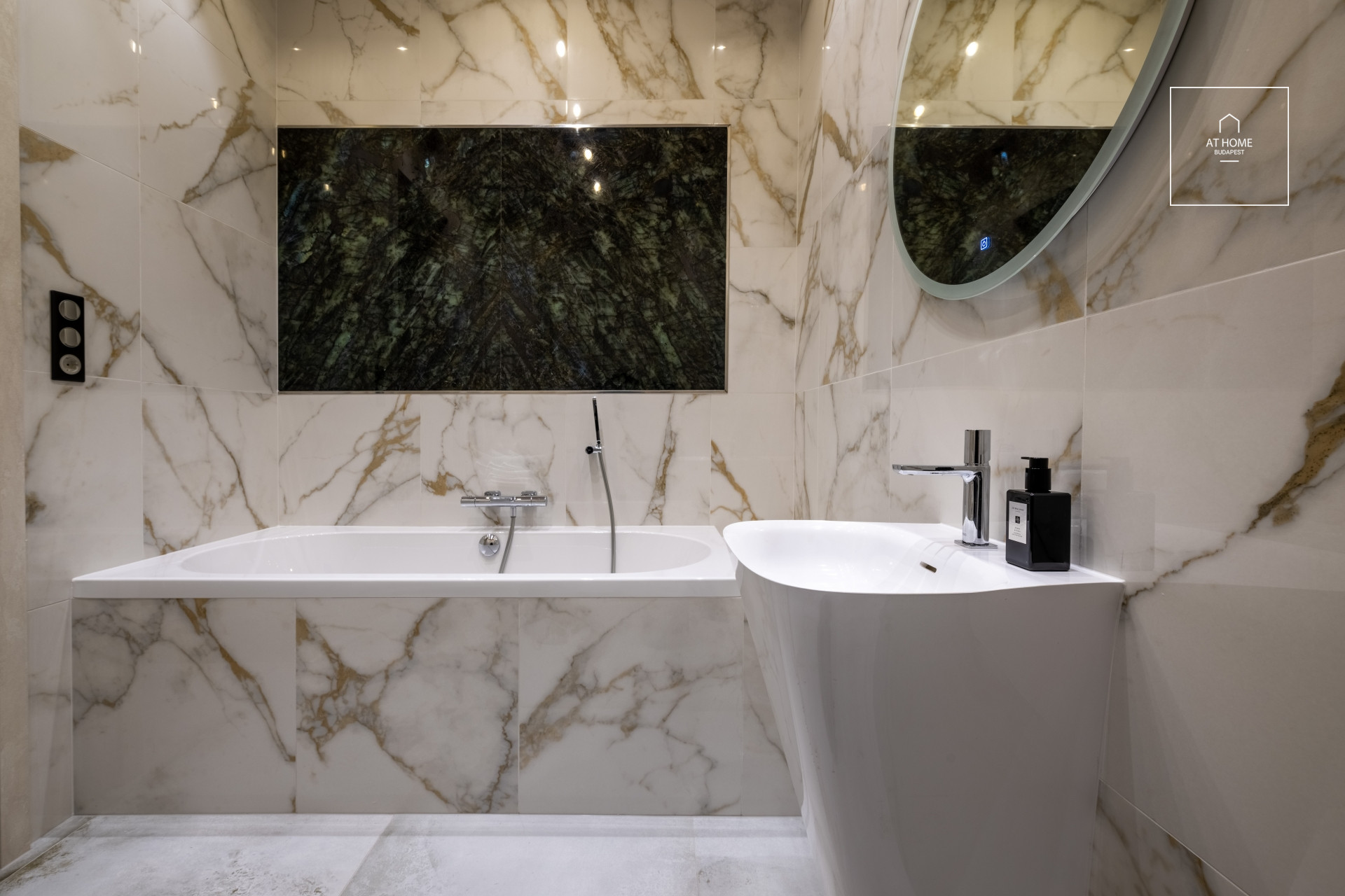 Exclusive luxury in the bustling city center with a view of the Basilica