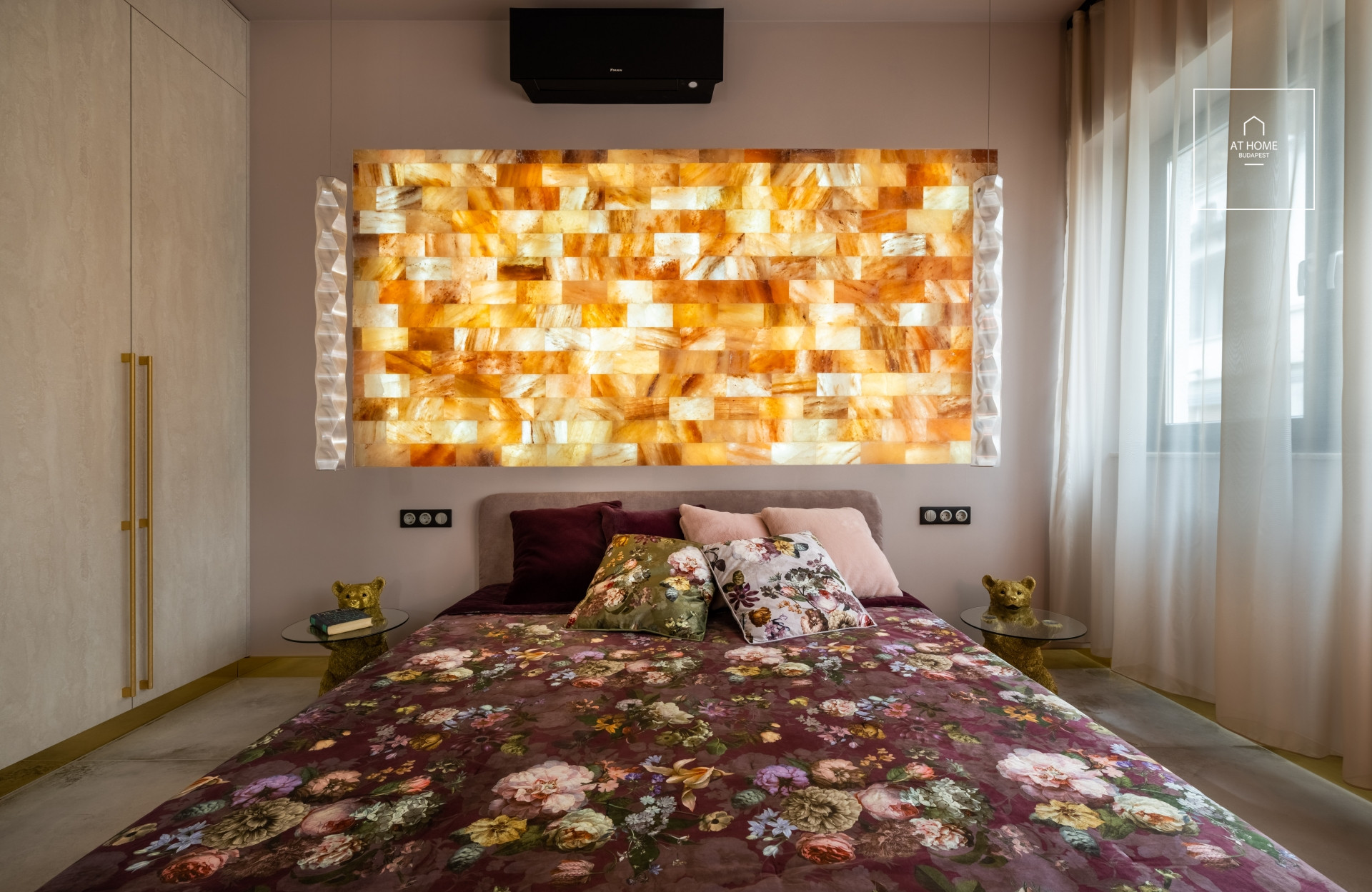 Exclusive luxury in the bustling city center with a view of the Basilica