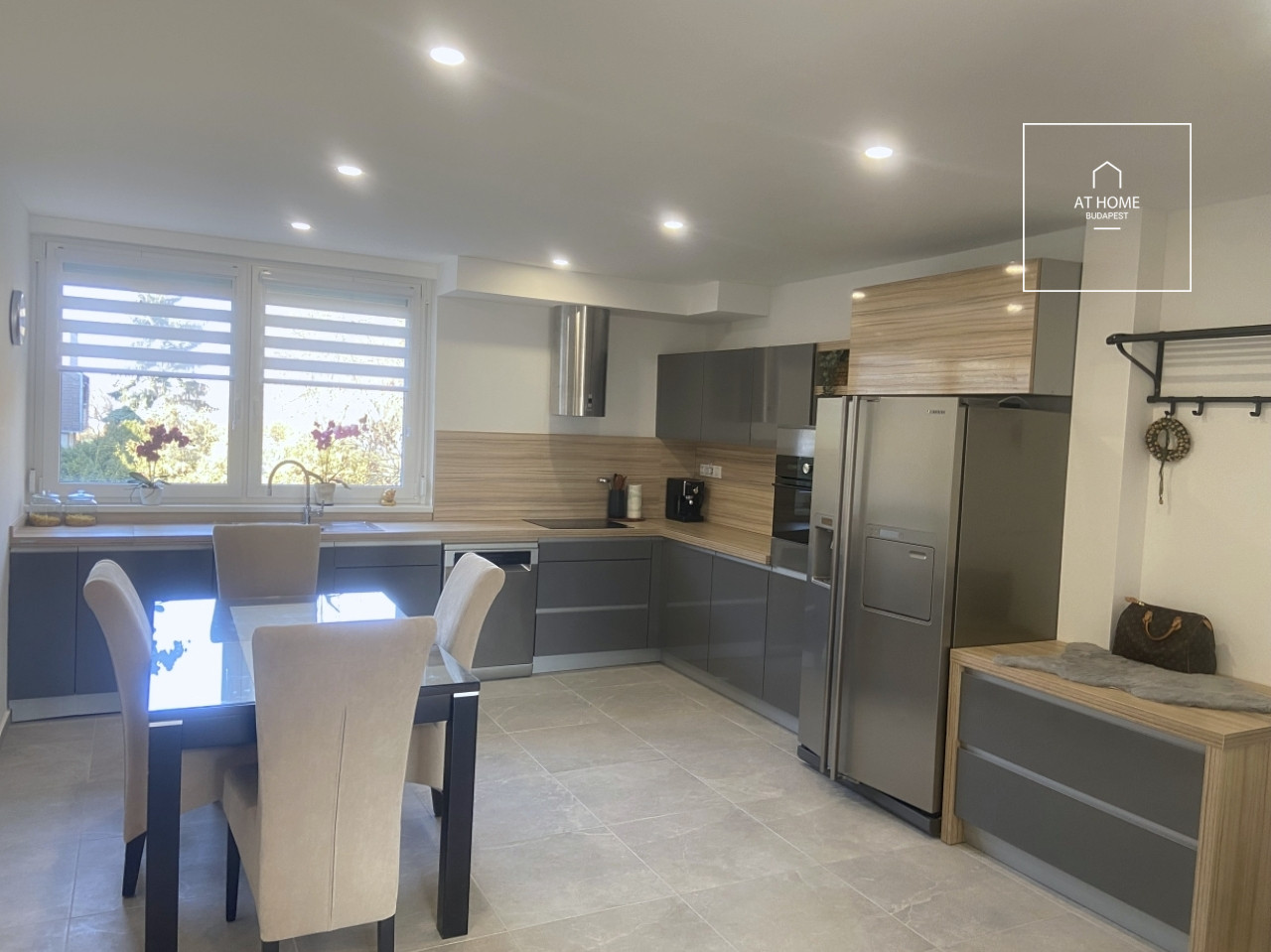 Budapest 2. kerületében Rézmálon,  85 nm-es,  teraszos lakás kiadó városra néző panorámával.