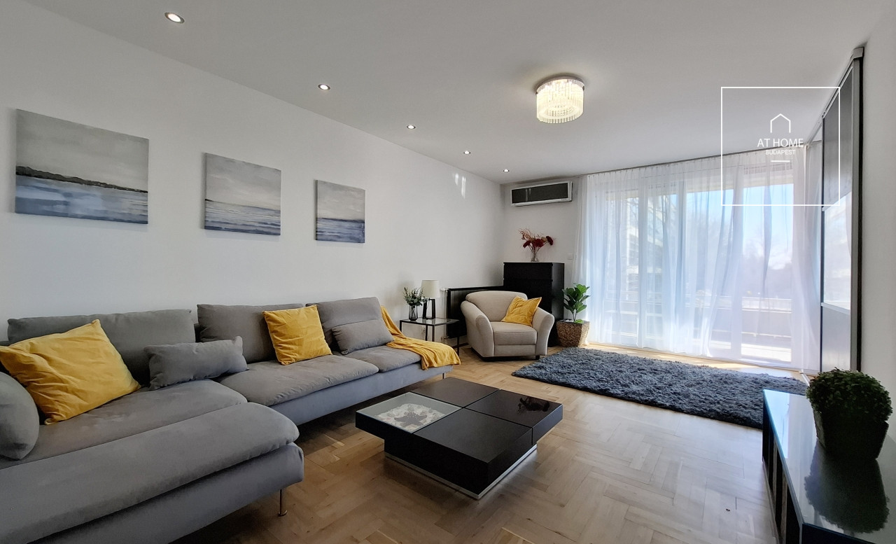 In the 2nd district of Budapest, in Rézmál, 85 sqm apartment with a terrace for rent with a panoramic view of the city.