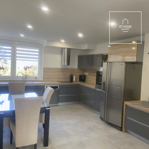 Budapest 2. kerületében Rézmálon,  85 nm-es,  teraszos lakás kiadó városra néző panorámával.