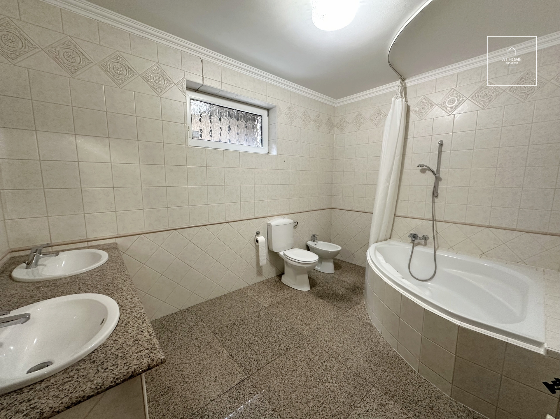 Exclusive Apartment with Garden and 2 Parking Spaces in District II