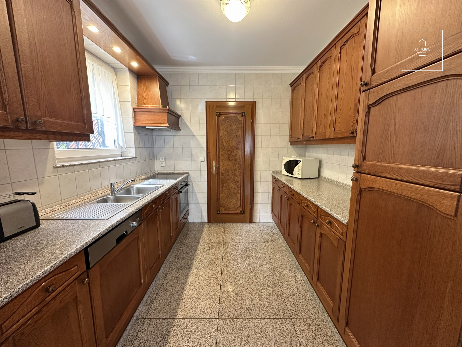 Exclusive Apartment with Garden and 2 Parking Spaces in District II