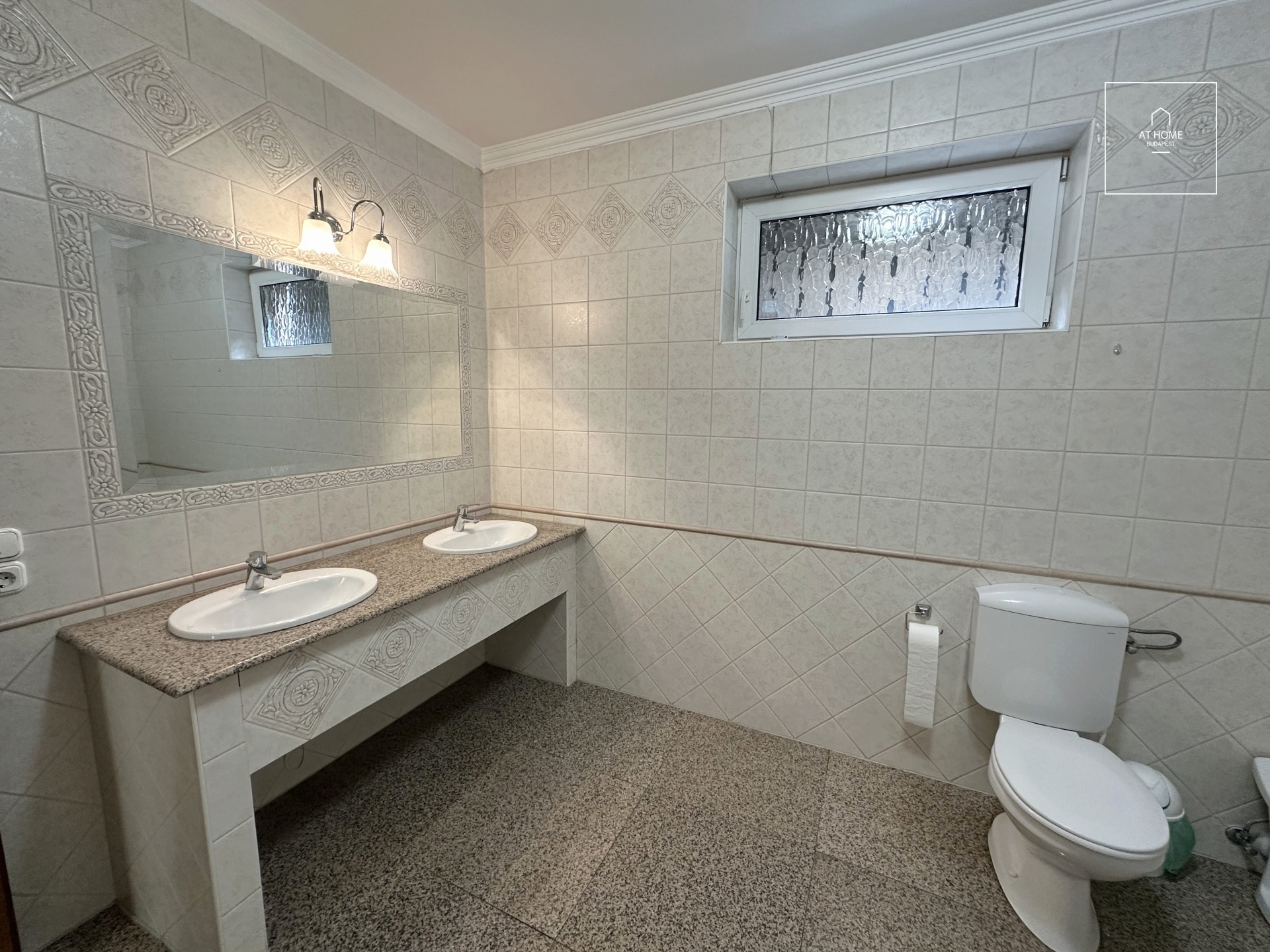 Exclusive Apartment with Garden and 2 Parking Spaces in District II
