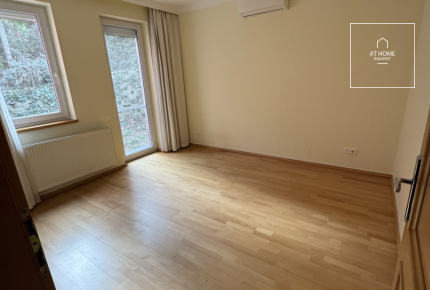 Panoramic 5-Bedroom Apartment in District II, Szemlőhegy