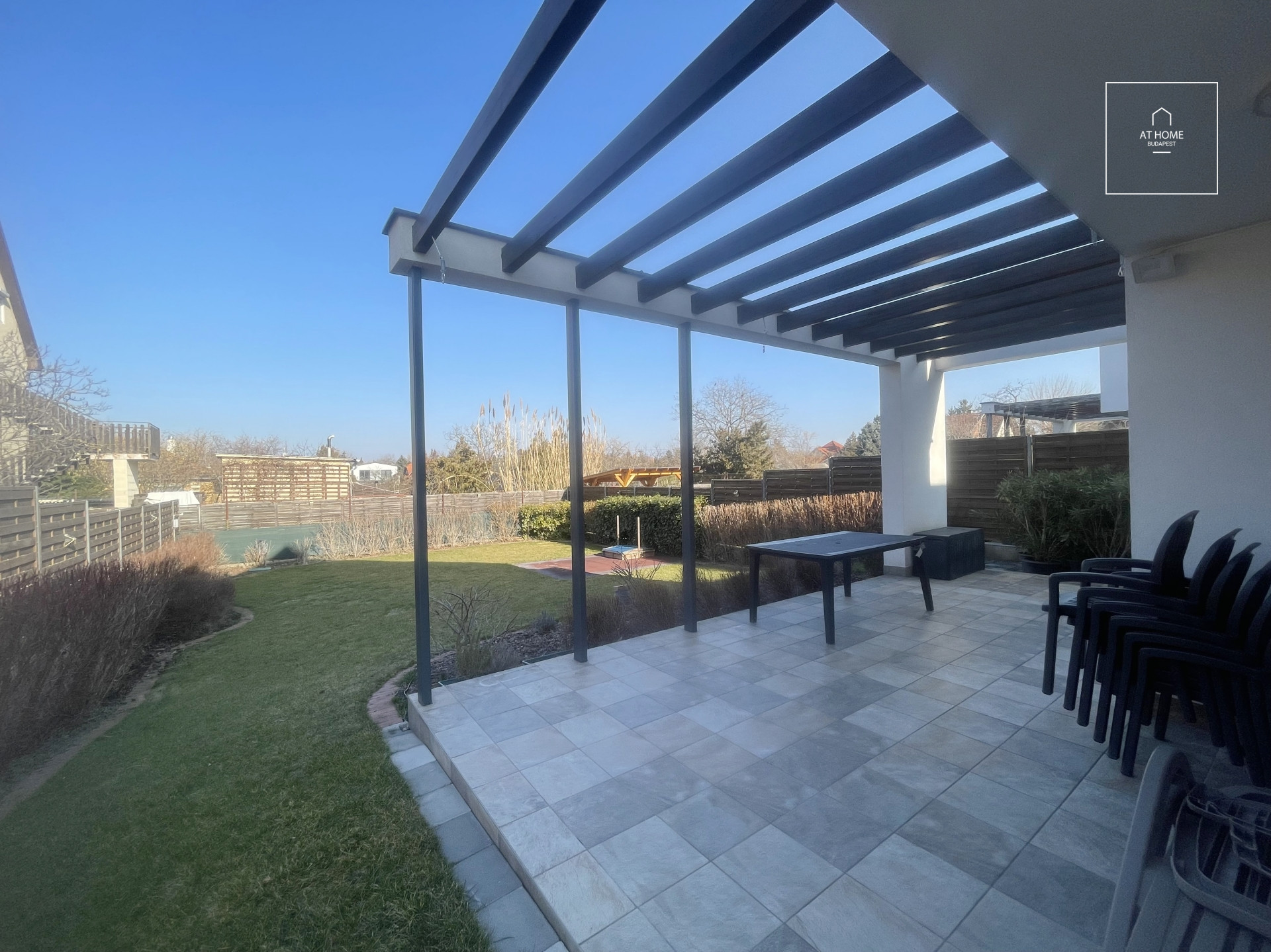 A two-generation apartment with a garden connection is for sale in Rákosszentmihály, Budapest