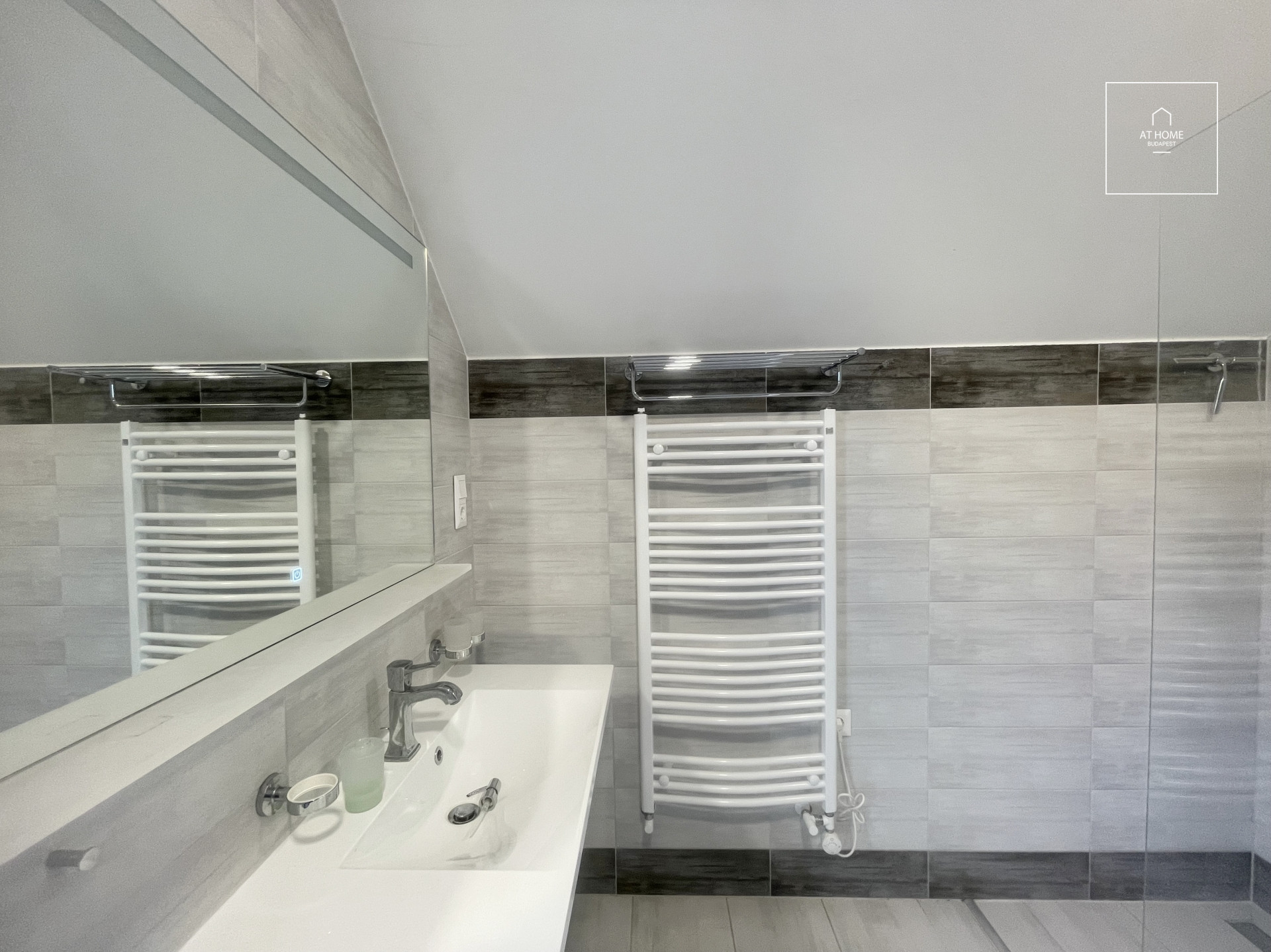 A two-generation apartment with a garden connection is for sale in Rákosszentmihály, Budapest