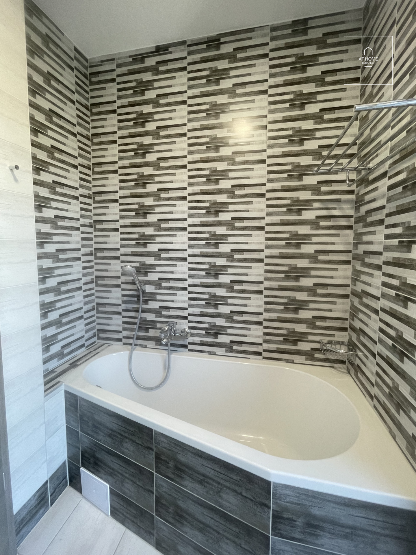 Kertkapcsolatos 2 generációs lakás eladó Rákosszentmihályon, Budapesten