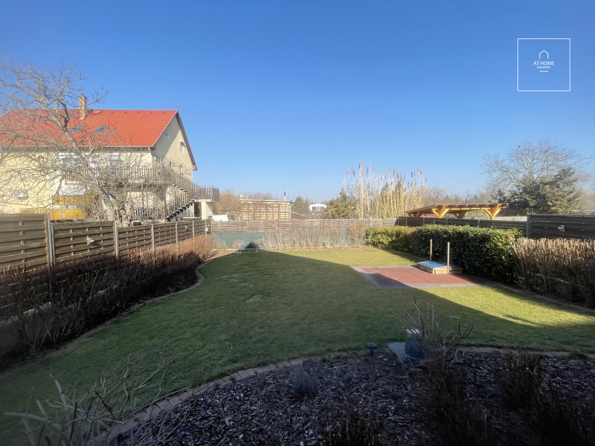 A two-generation apartment with a garden connection is for sale in Rákosszentmihály, Budapest