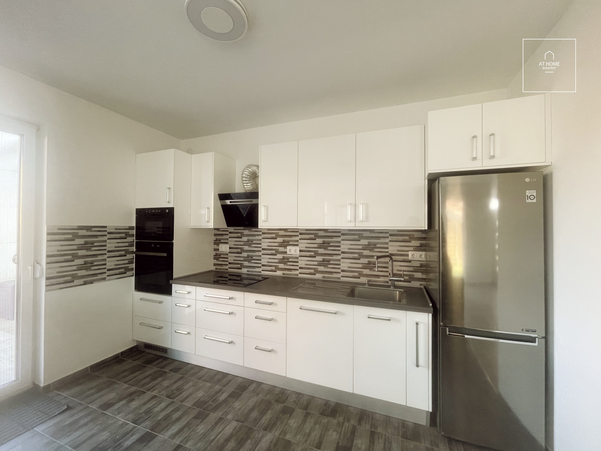 A two-generation apartment with a garden connection is for sale in Rákosszentmihály, Budapest