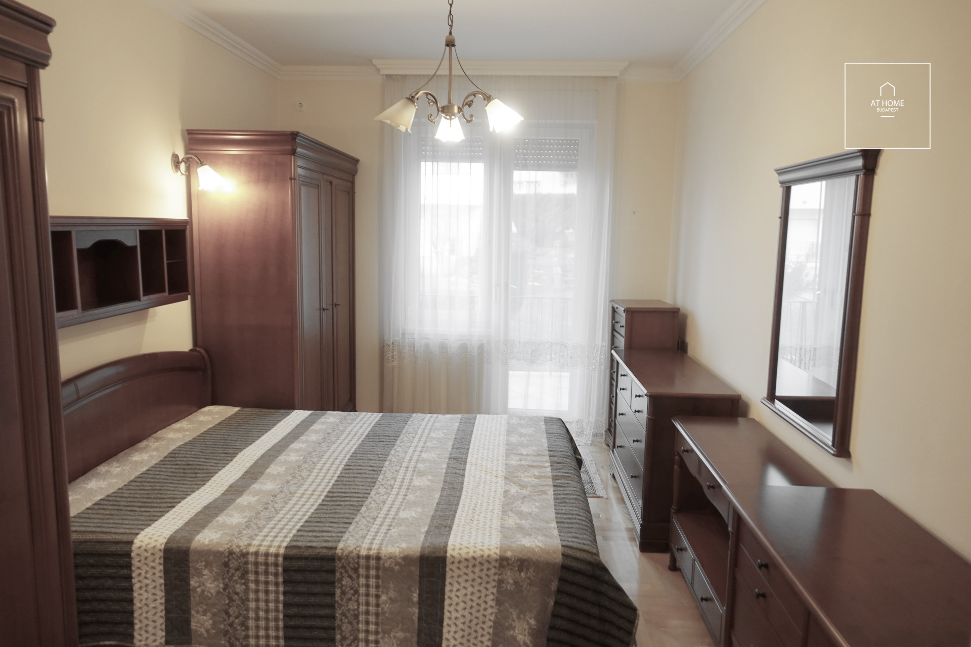 81 nm-es, két hálószobás lakás kiadó az I. kerületben, pazar kilátással a Dunára