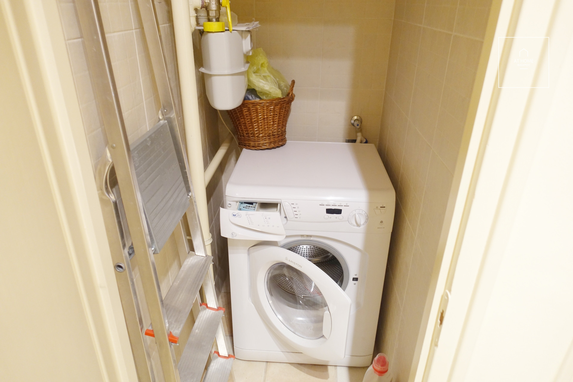 81 nm-es, két hálószobás lakás kiadó az I. kerületben, pazar kilátással a Dunára