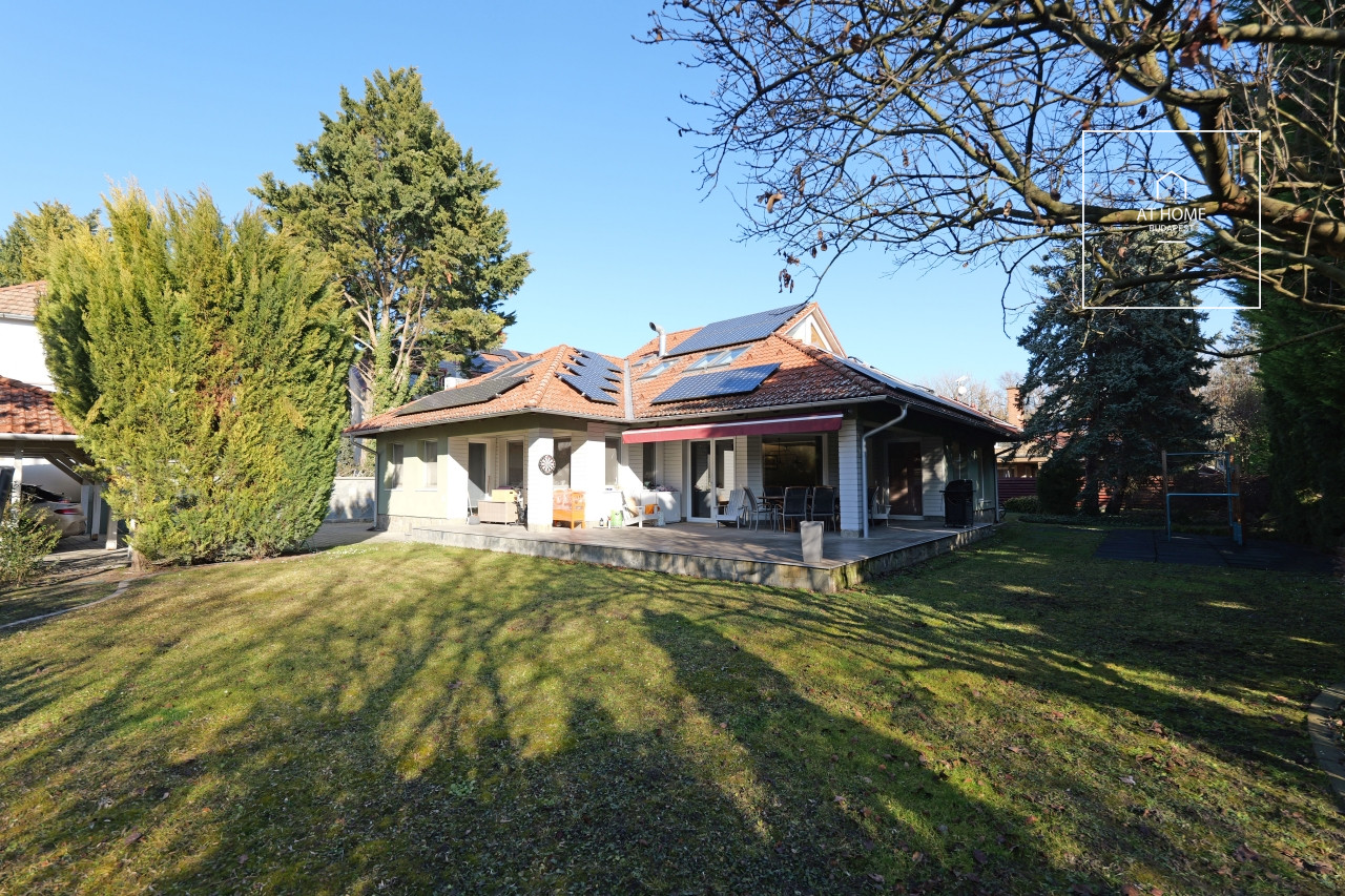 Three-story family house with a spacious garden in Szentendre