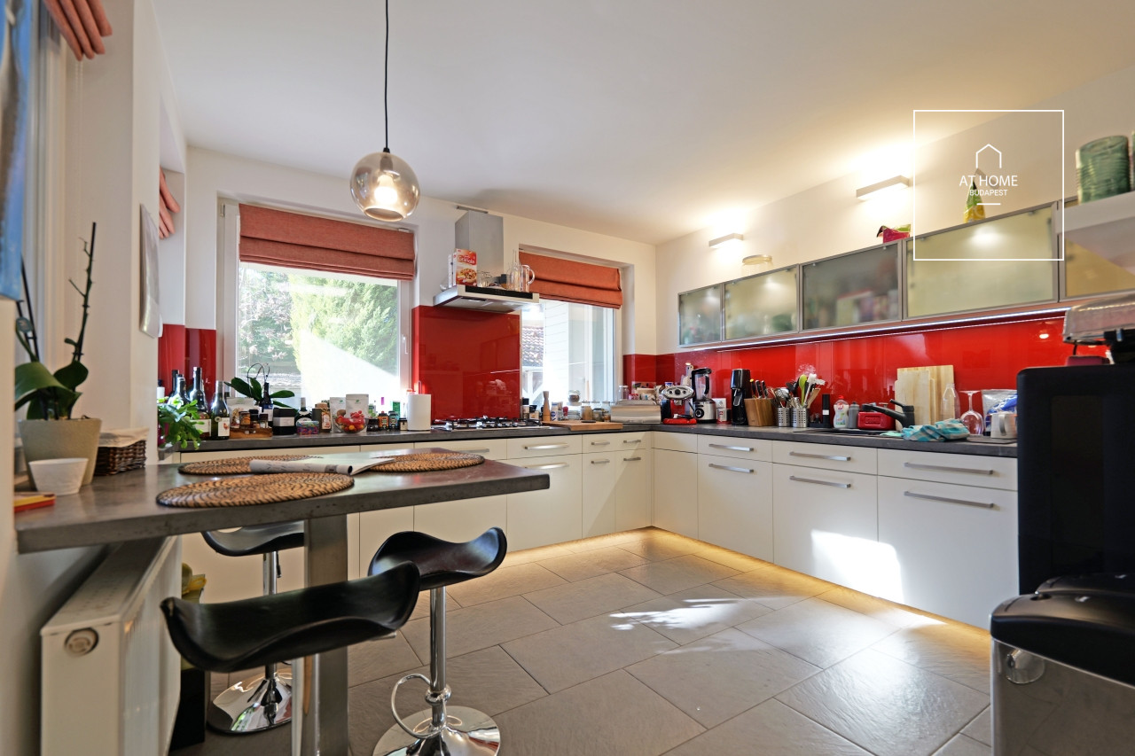 Three-story family house with a spacious garden in Szentendre