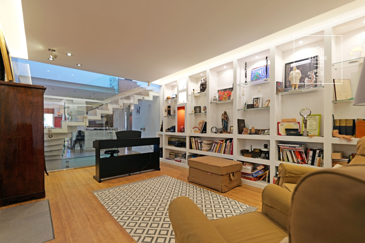 Három szintes családi ház hatalmas kerttel, Szentendre