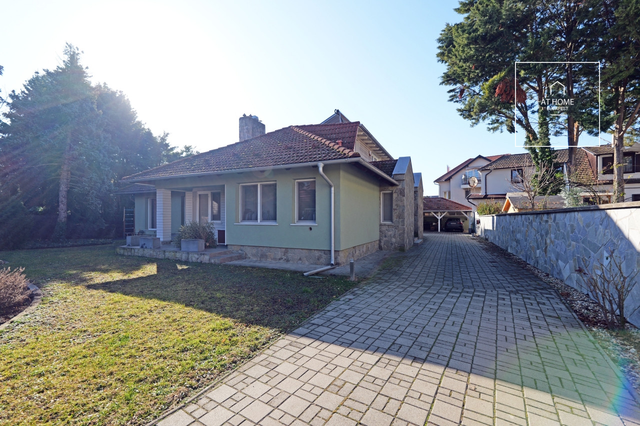 Three-story family house with a spacious garden in Szentendre