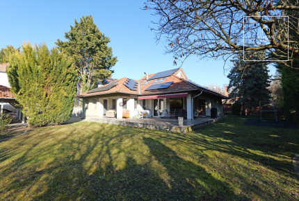 Three-story family house with a spacious garden in Szentendre