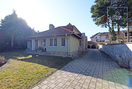 Three-story family house with a spacious garden in Szentendre