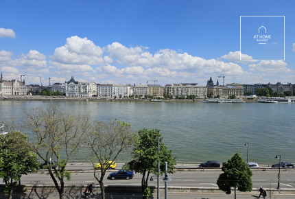 Renovated apartment with panoramic view of the Danube in an outstanding location, District I, Víziváros