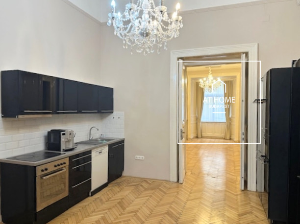 3 bedroom refurbished, classic apartment for sale in the 6th district of Budapest