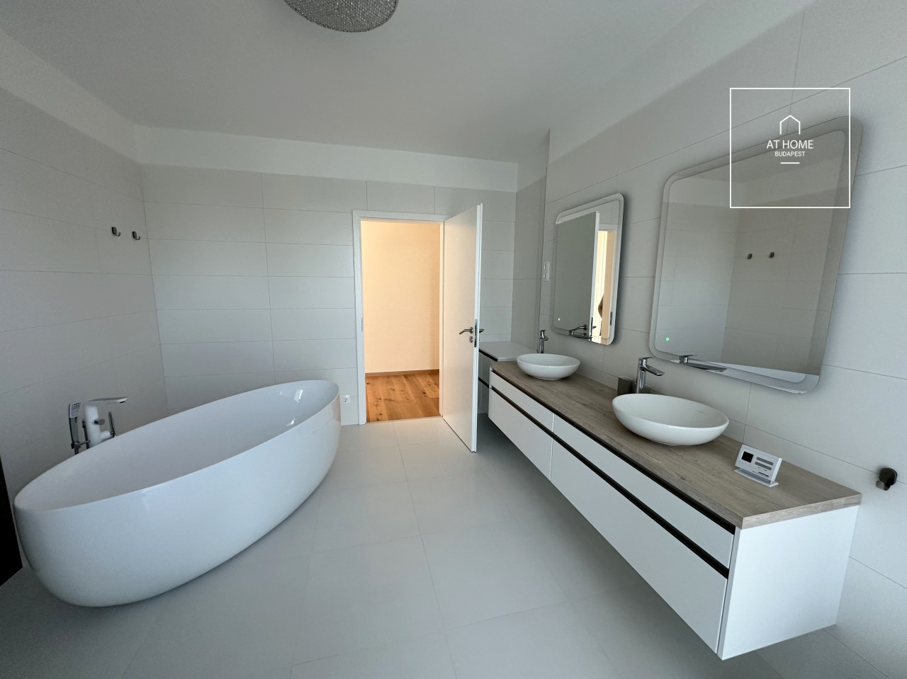 Minimalista stílusú 3 szintes családi ház III. kerület, Csúcshegy