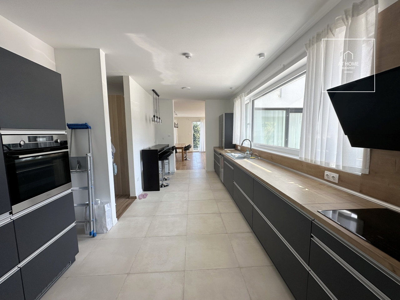 Minimalista stílusú 3 szintes családi ház III. kerület, Csúcshegy