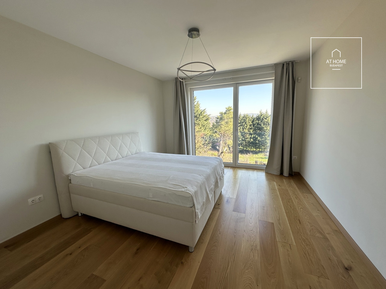 Minimalista stílusú 3 szintes családi ház III. kerület, Csúcshegy