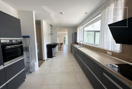 Minimalista stílusú 3 szintes családi ház III. kerület, Csúcshegy