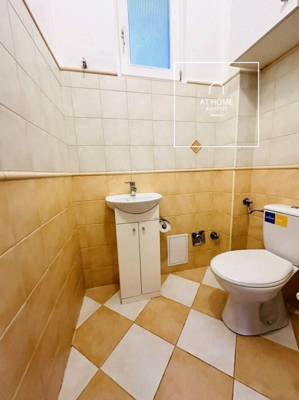 Renovated 124 sqm, 3-bedroom apartment in the VI district, Terézváros