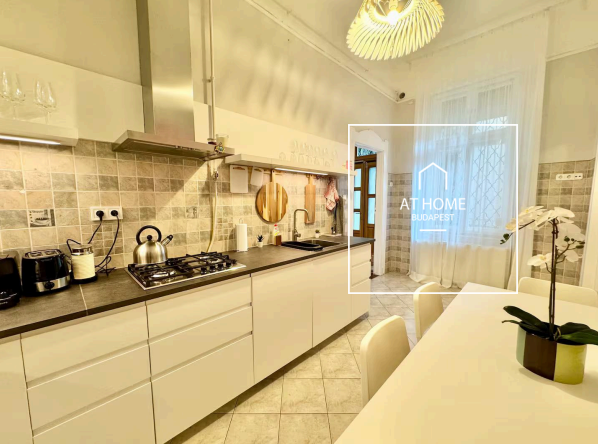 Renovated 124 sqm, 3-bedroom apartment in the VI district, Terézváros