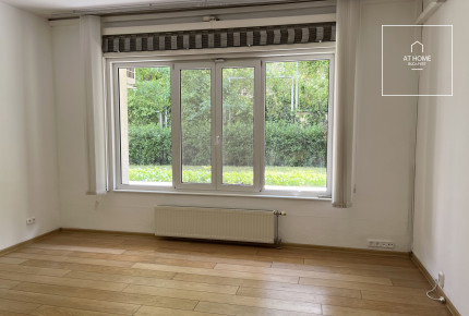 Spacious 3-room apartment with a terrace for sale near the Castle District