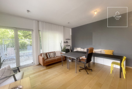 Spacious 3-room apartment with a terrace for sale near the Castle District