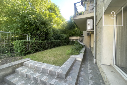 Spacious 3-room apartment with a terrace for sale near the Castle District