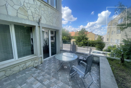 Spacious 3-room apartment with a terrace for sale near the Castle District