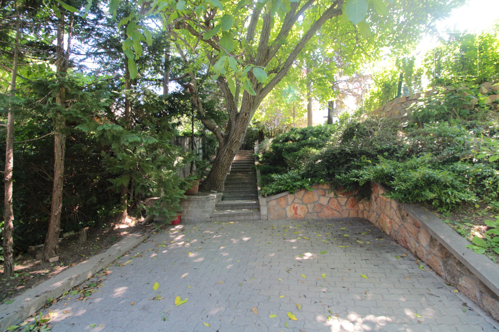 Charming rooftop apartment in villa for rent 2nd district Törökvész