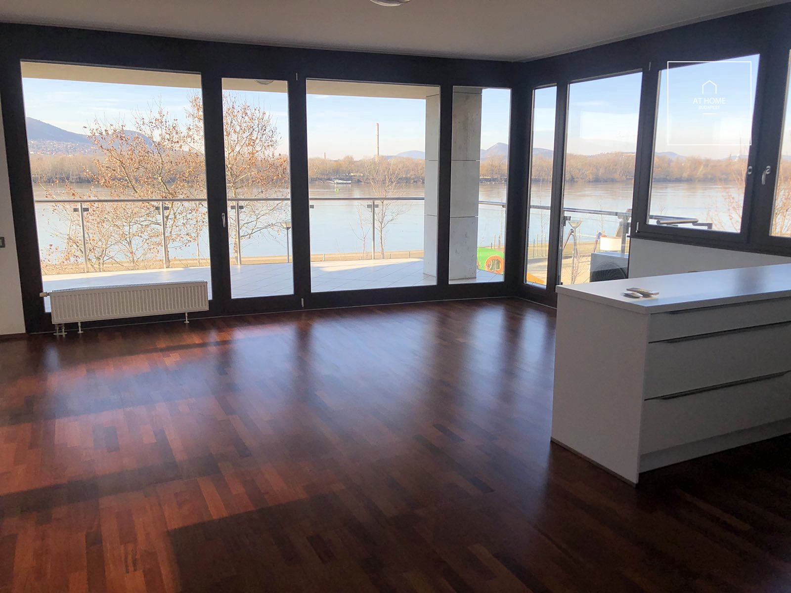 Danube-side three-bedroom apartment for rent Budapest XIII. district, Marinapart