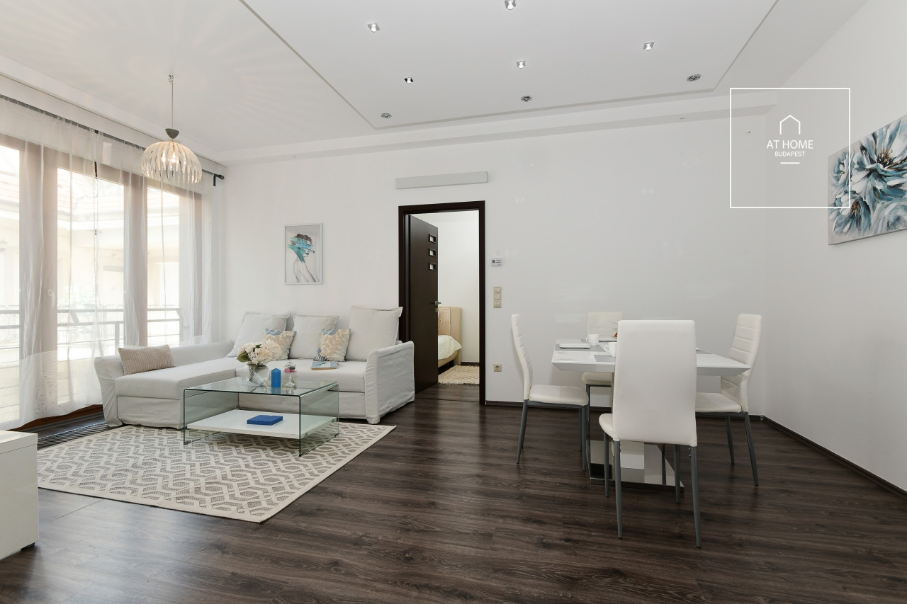 One-bedroom apartment with a balcony in District VI, Terézváros