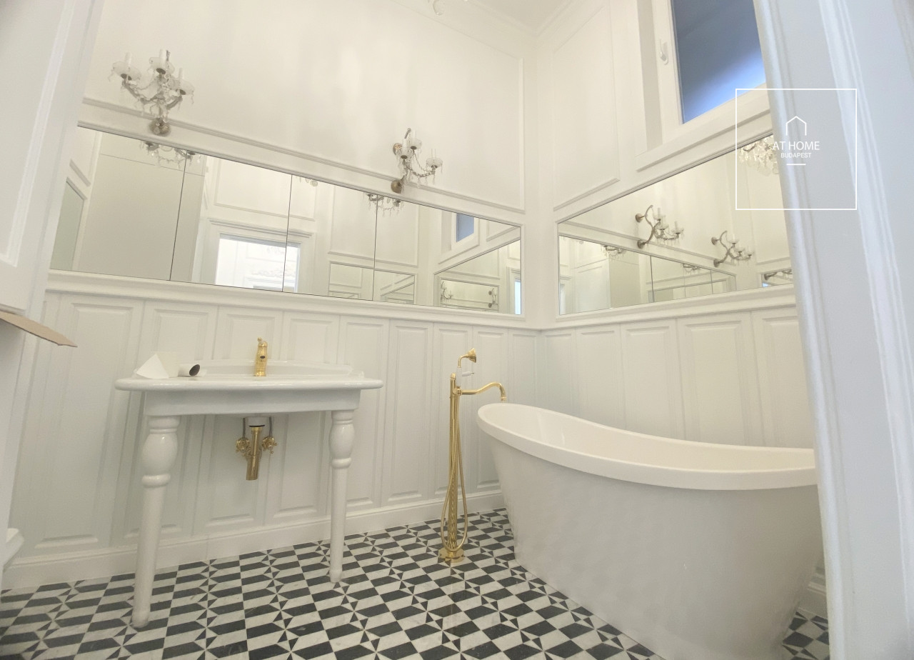 Renovated 98 sqm two-bedroom luxury apartment in District VI, Terézváros