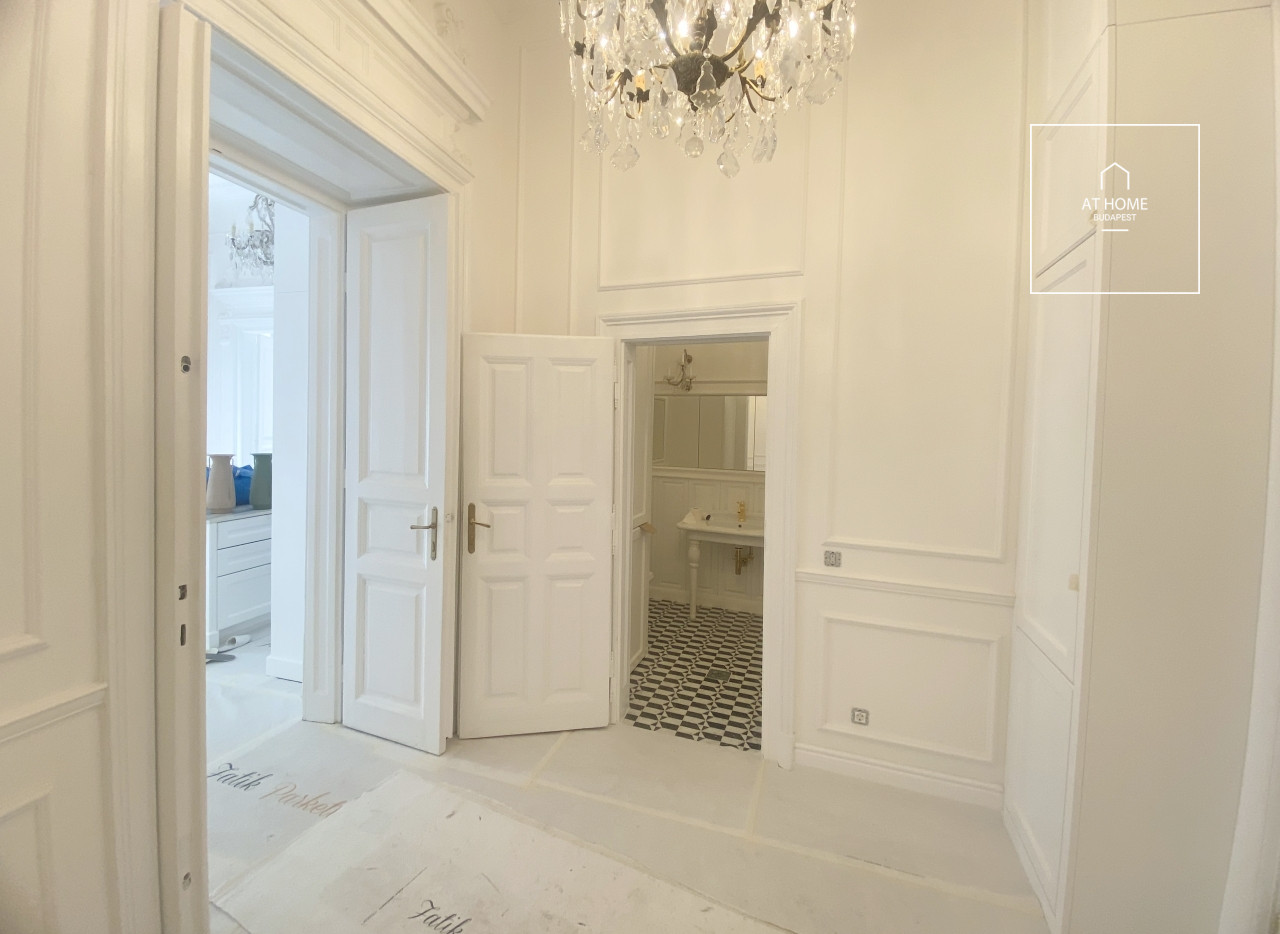 Renovated 98 sqm two-bedroom luxury apartment in District VI, Terézváros