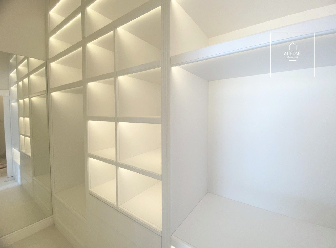 Renovated 98 sqm two-bedroom luxury apartment in District VI, Terézváros