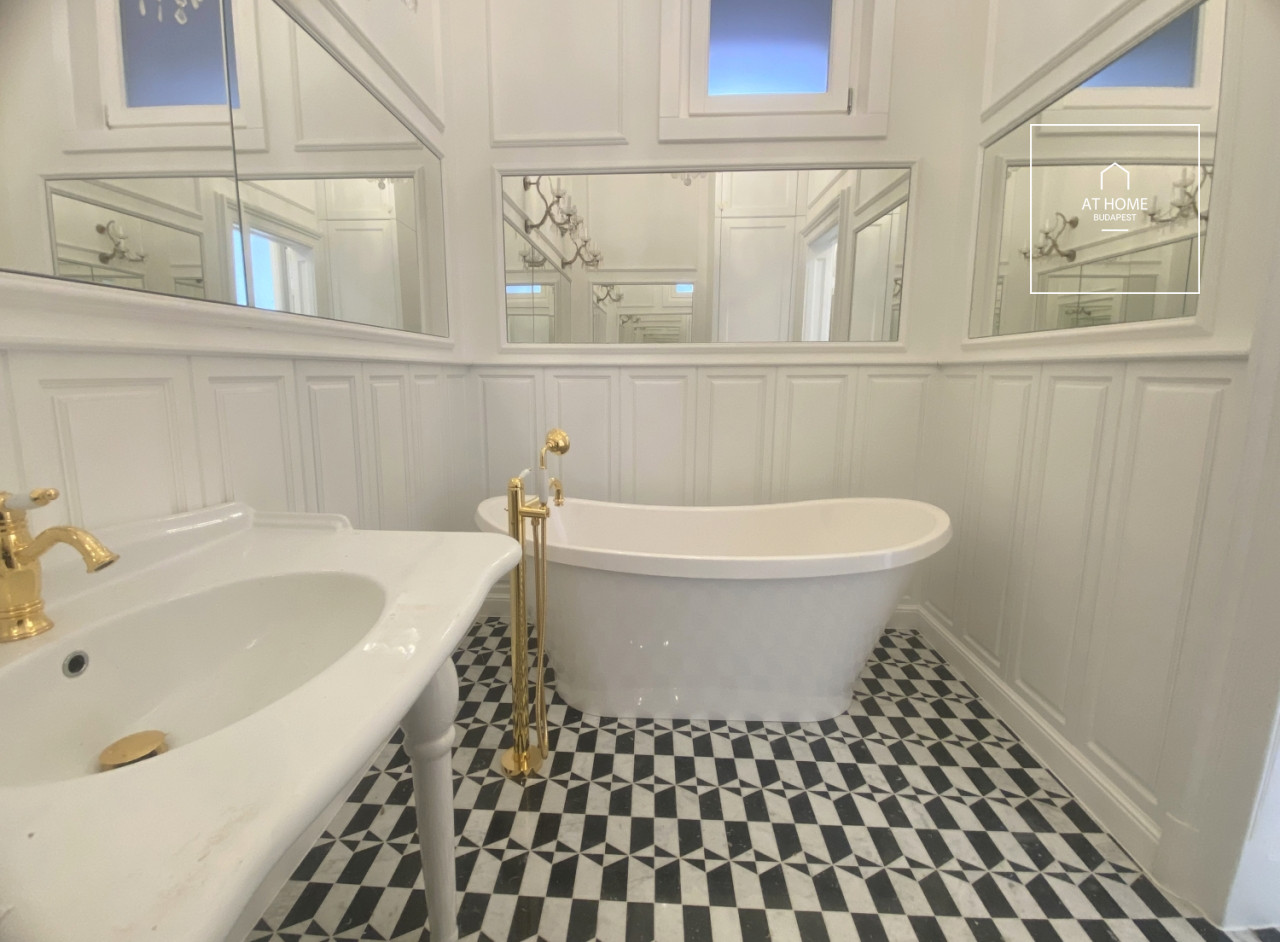 Renovated 98 sqm two-bedroom luxury apartment in District VI, Terézváros