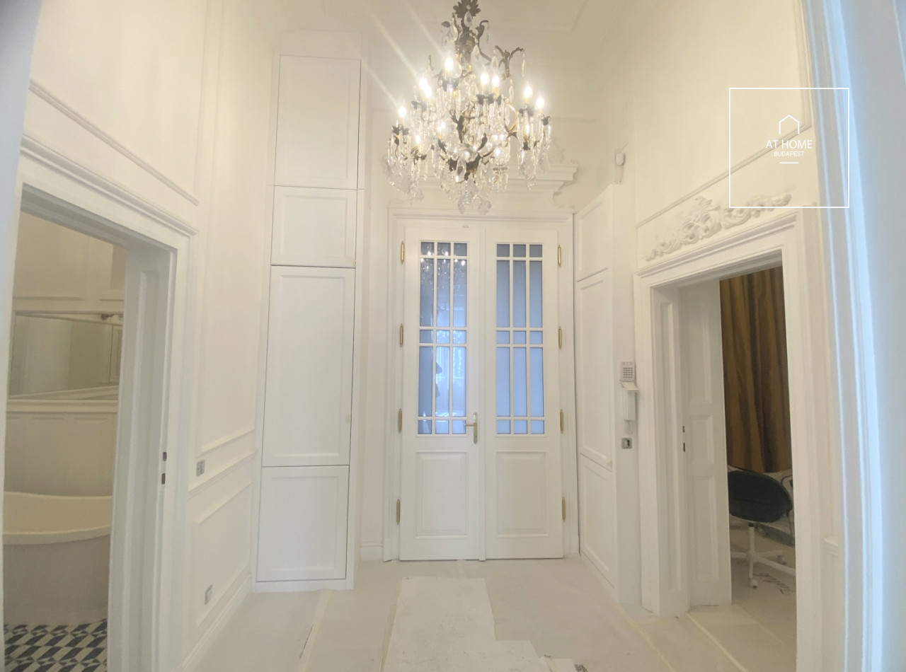 Renovated 98 sqm two-bedroom luxury apartment in District VI, Terézváros