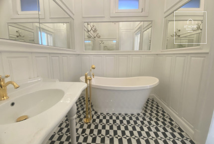 Renovated 98 sqm two-bedroom luxury apartment in District VI, Terézváros