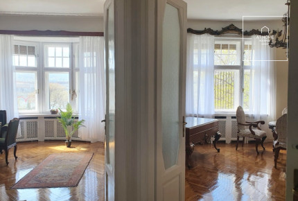 Renovated 100 sqm 2-Bedroom Apartment in District V, Lipótváros