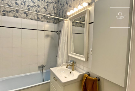 Sunny 105 sqm two-bedroom apartment in District II, Víziváros