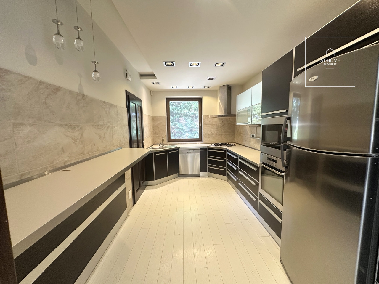 Three-storey 500 sqm family house in District III, Testvérhegy